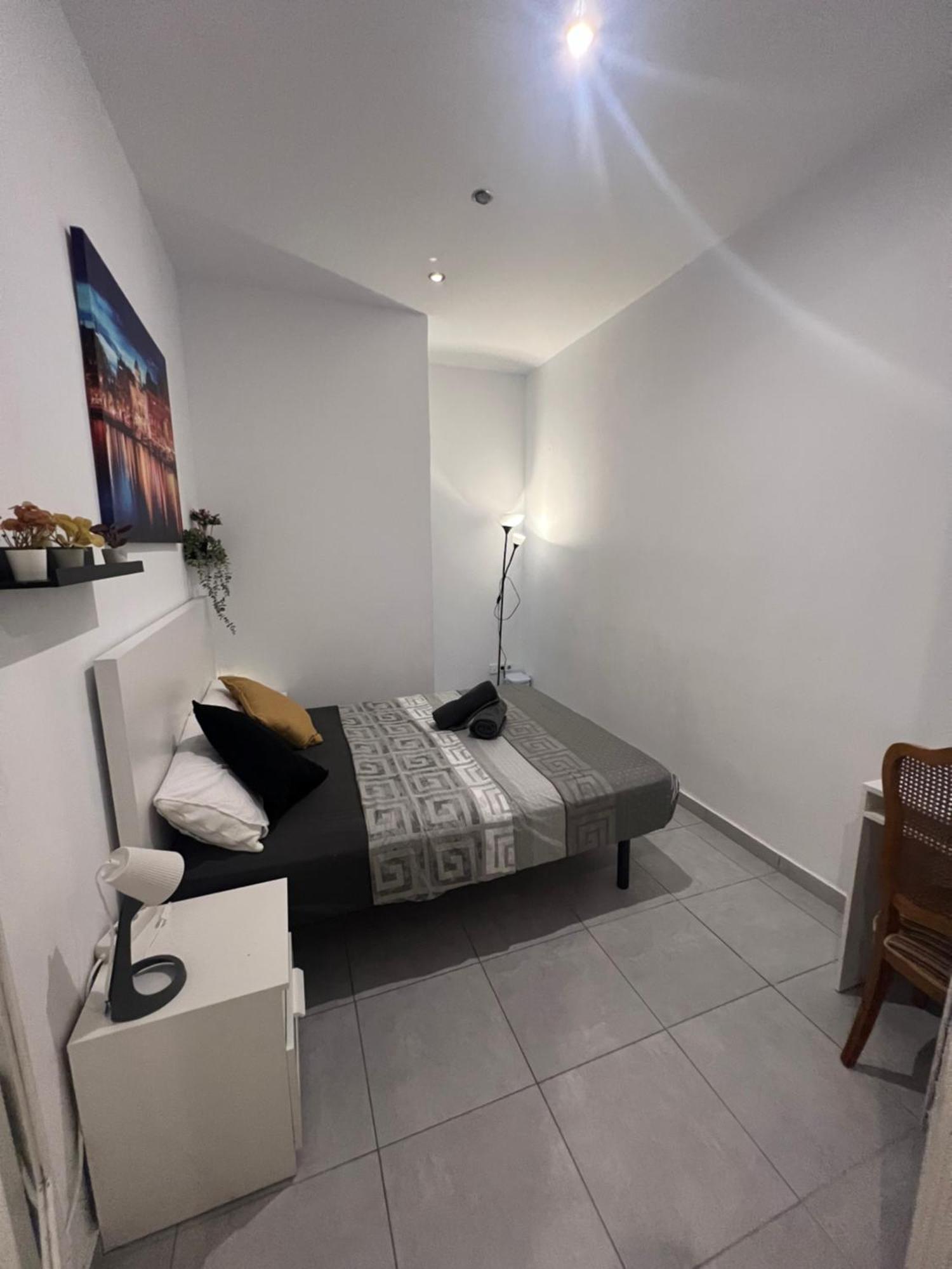 Rooms In Spacious Apartment In City Center Барселона Екстер'єр фото