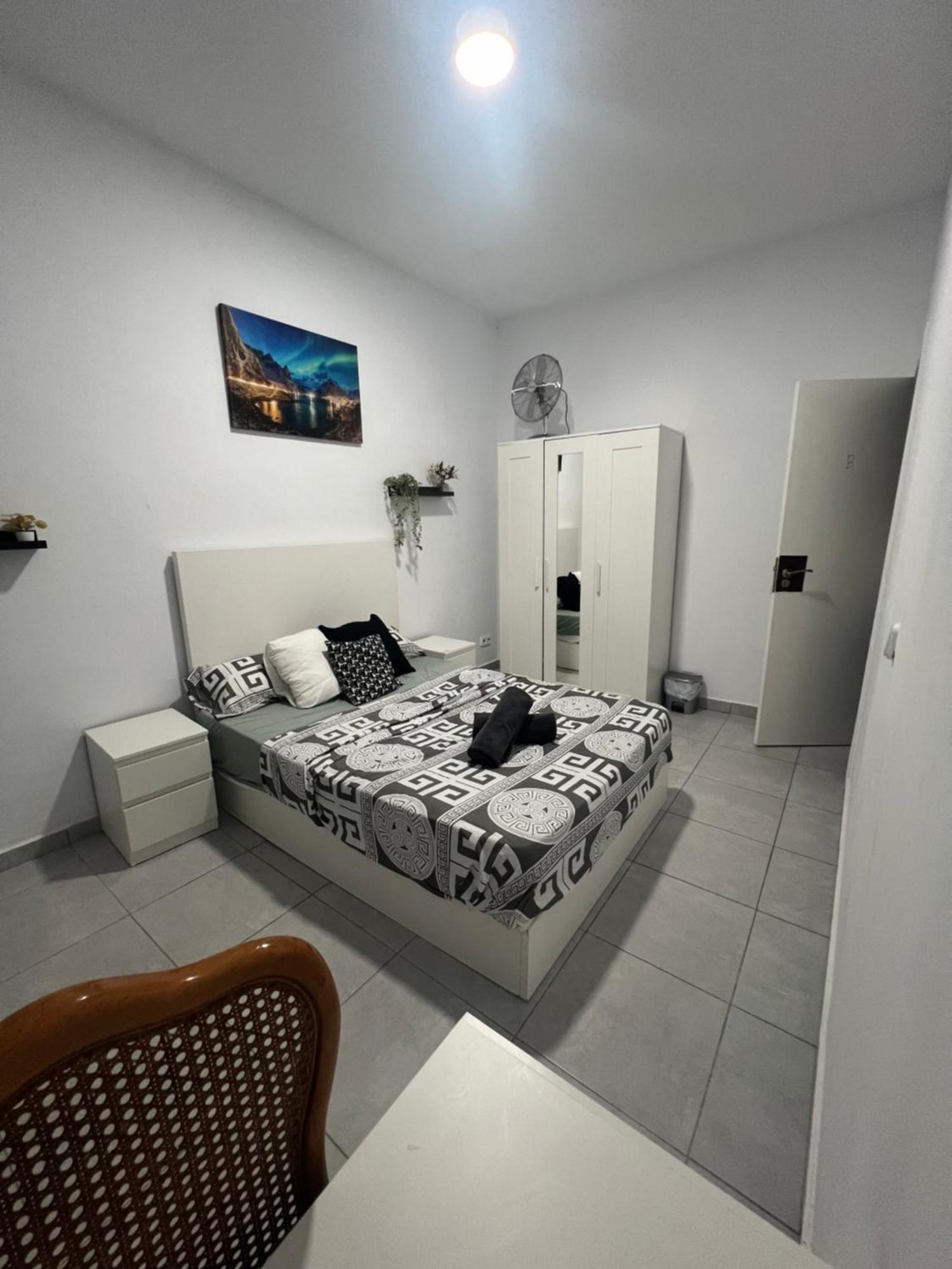 Rooms In Spacious Apartment In City Center Барселона Екстер'єр фото