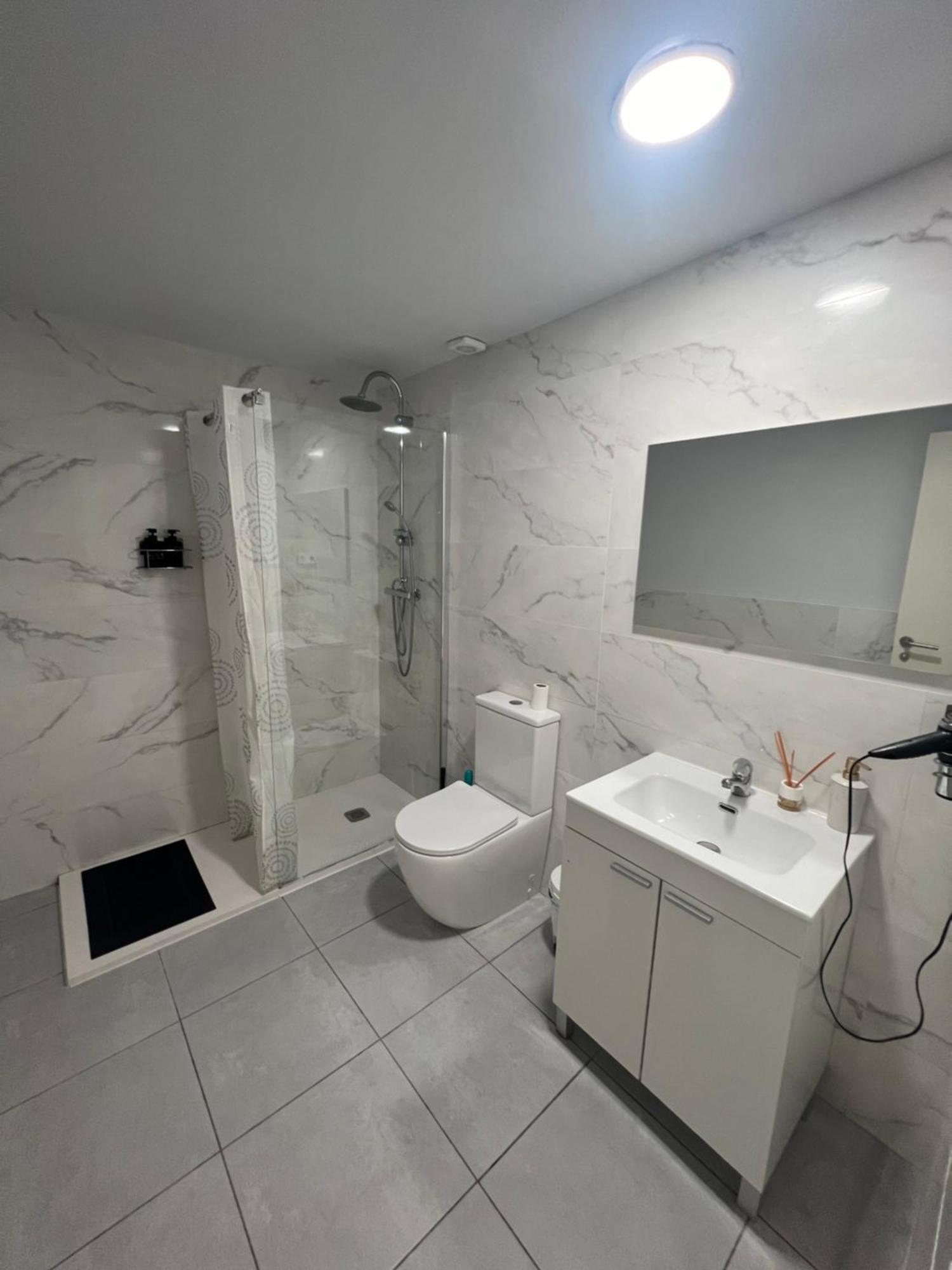 Rooms In Spacious Apartment In City Center Барселона Екстер'єр фото