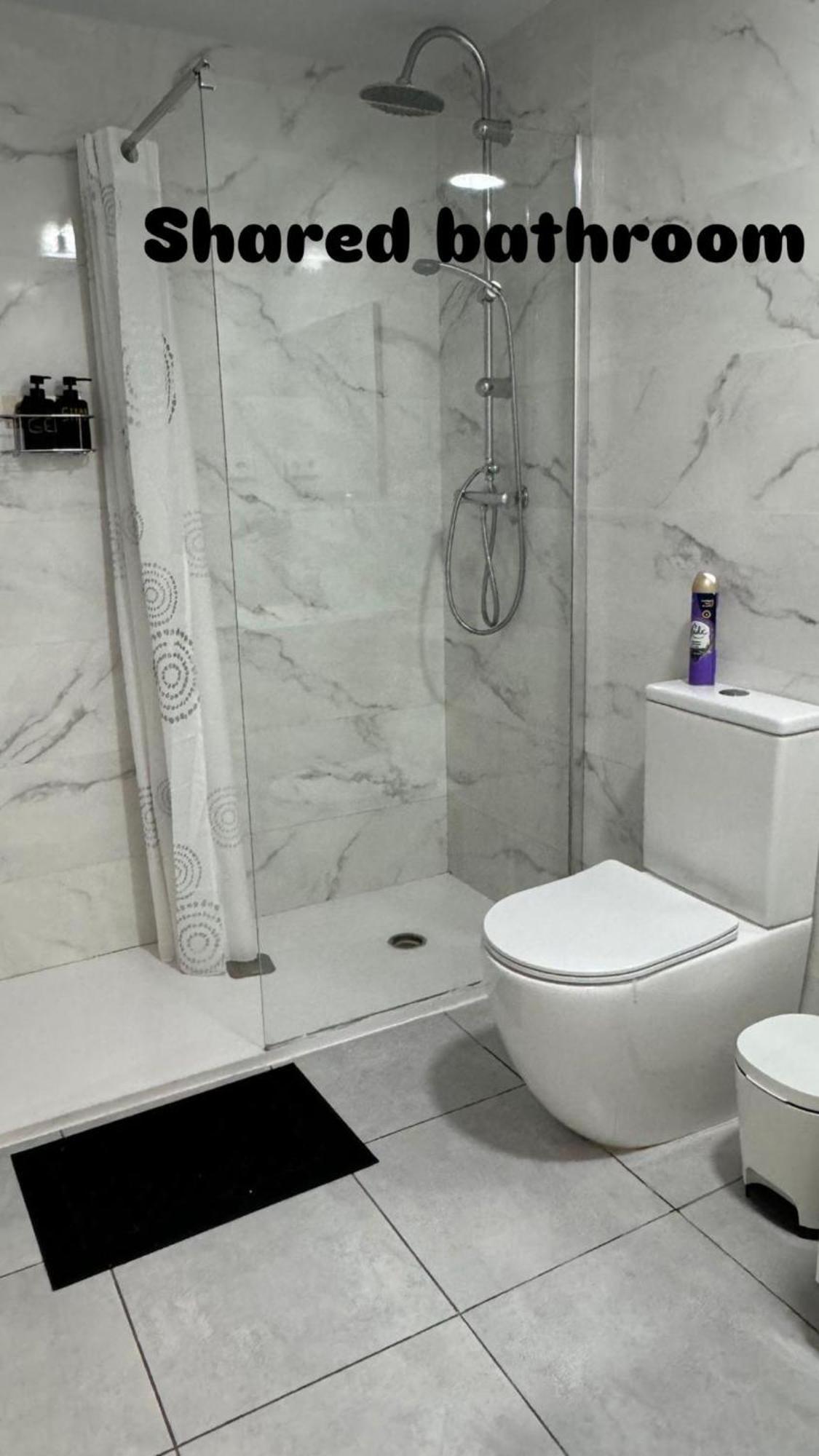Rooms In Spacious Apartment In City Center Барселона Екстер'єр фото