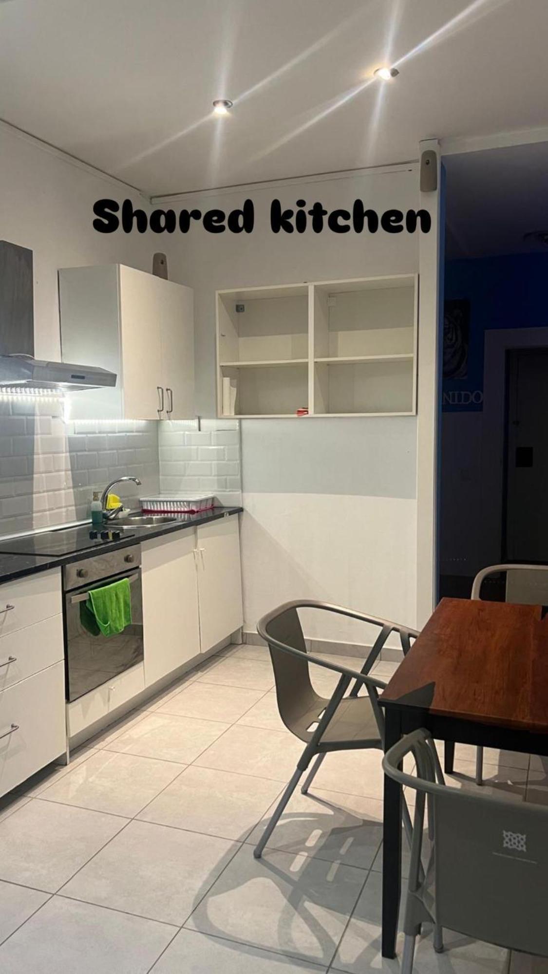 Rooms In Spacious Apartment In City Center Барселона Екстер'єр фото